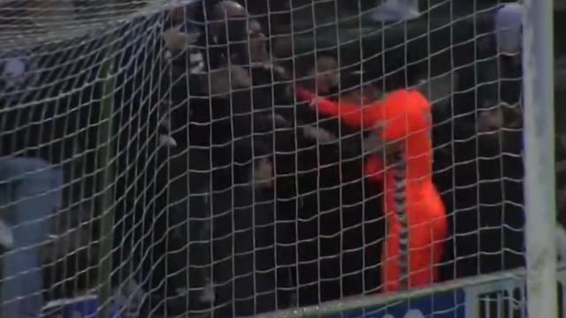 Momento en el que Sarr se encara con un aficionado del Sestao River.