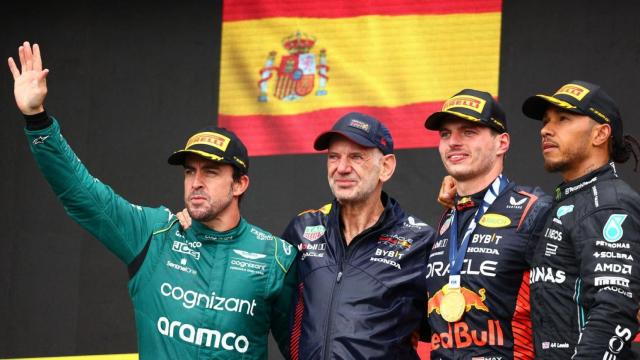 Fernando Alonso, junto a Adrian Newey.