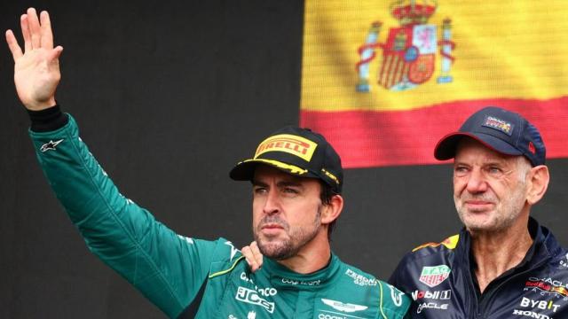 Fernando Alonso, junto a Adrian Newey.