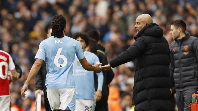 Nathan Aké se retira del terreno de juego lesionado ante la mirada de Pep Guardiola.