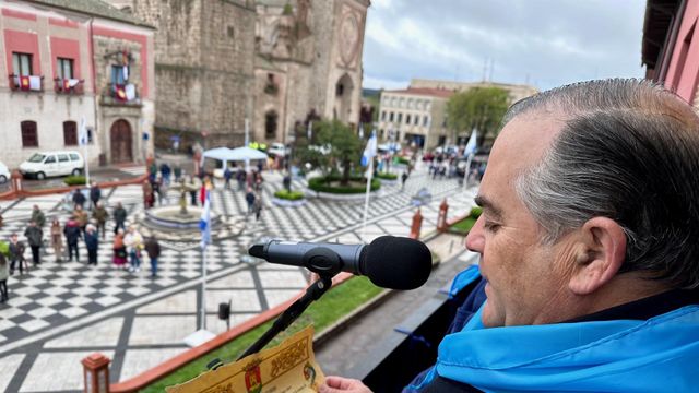 El alcalde de Talavera, José Julián Gregorio, pronuncia el Pregón del Leño Florido que marca el comienzo de las Mondas 2024
