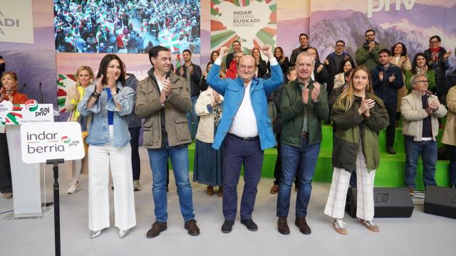 La candidata del PNV a las Elecciones Europeas, Oihane Agirregoitia; el candidato a lehendakari Imanol Pradales; el presidente del PNV, Andoni Ortuzar; el lehendakari Iñigo Urkullu, y la secretaria del Consejo Nacional de EGI, Beatriz Berlanga, este domingo en el acto del 'Aberri Eguna' organizado por el PNV.