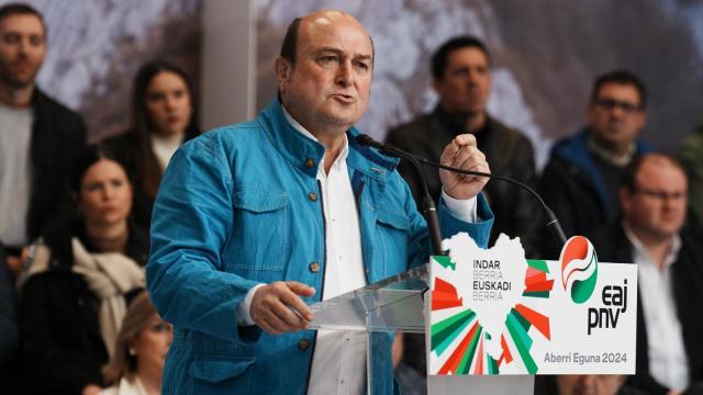 El presidente del Euzkadi Buru Batzar, Andoni Ortuzar, este domingo en la Plaza Nueva de Bilbao, durante la celebración del Aberri Eguna.