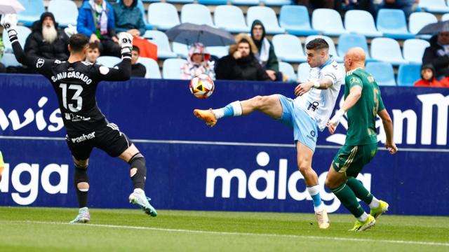 Roberto durante el Málaga CF vs. Linares