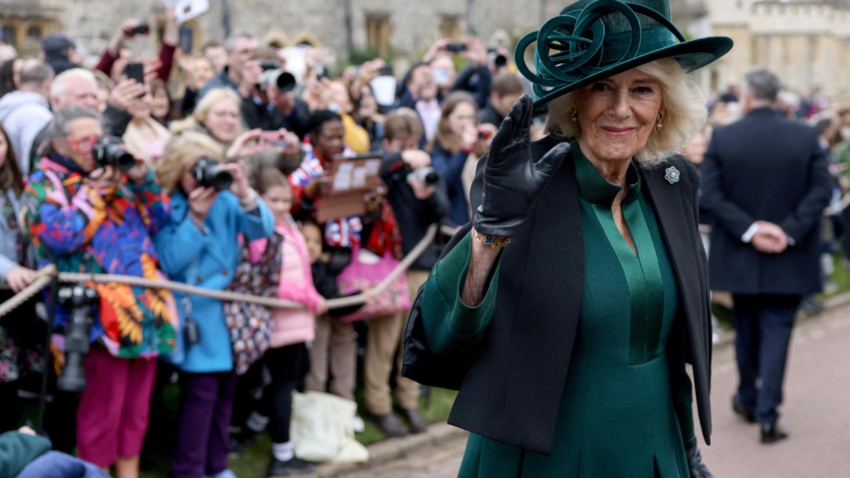 La reina Camila saluda a la gente tras asistir al Servicio de Maitines de Pascua en la Capilla de San Jorge del Castillo de Windsor.