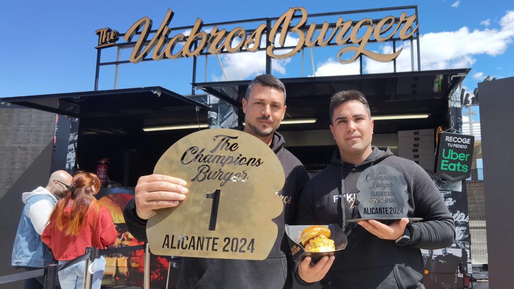 Daniel y Óscar Victoria, con la hamburguesa ganadora en Alicante.