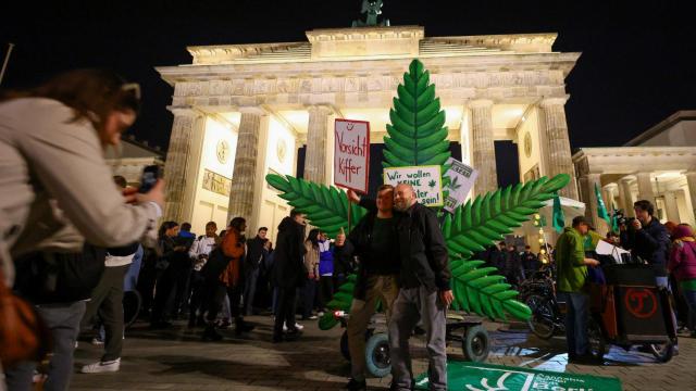 Berlineses celebran la entrada en vigor que despenaliza el consumo recreativo de la marihuana.
