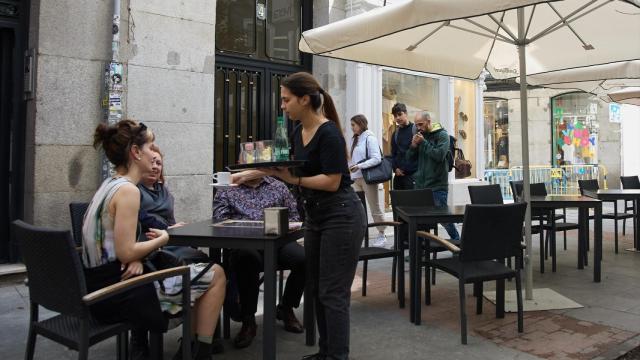 Una camarera en una terraza.