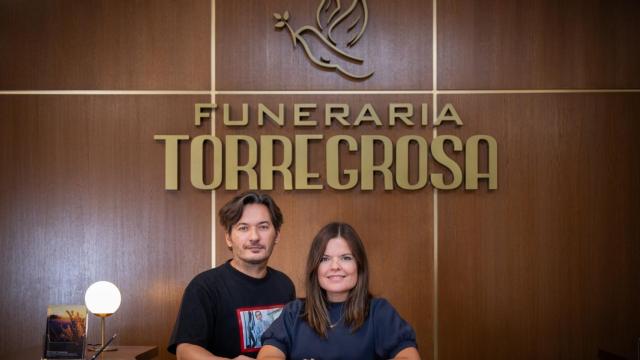 Alberto y Laura Caballero en el set de rodaje de 'Muertos S.L.'.