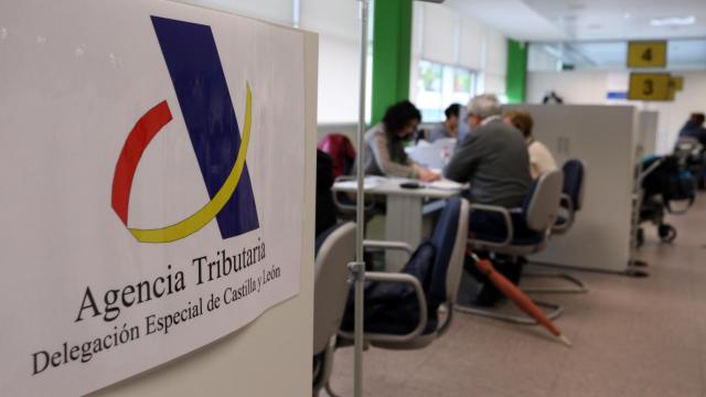 Jubilados atendidos en una delegación de la Agencia Tributaria.