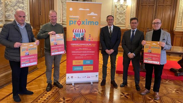 El concejal de Comercio, Mercados y Consumo, Víctor Martín Meléndez; el presidente de Avadeco, Rafael Monedero Fernández; el presidente de Fecosva, Jesús Herreras Revuelta; el vicepresidente de la Cámara de Comercio de Valladolid, Javier Labarga Vaca; y el director regional de Unicaja, José Manuel Motilla