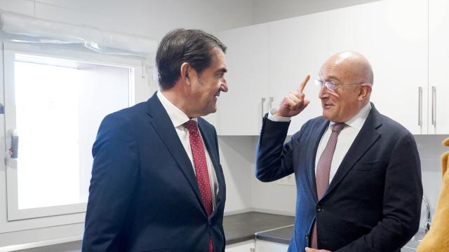 El consejero de Medio Ambiente, Vivienda y Ordenación del Territorio, Juan Carlos Suárez-Quiñones, y el alcalde de Valladolid, Jesús Julio Carnero, visitan las viviendas de protección oficial de promoción pública de Puente Colgante