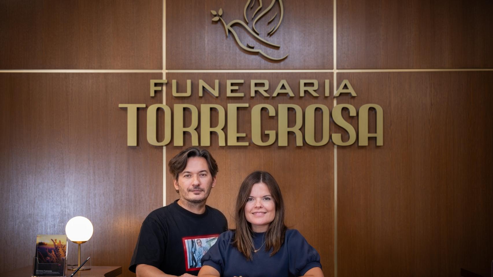 Alberto y Laura Caballero en el set de rodaje de 'Muertos S.L.'.