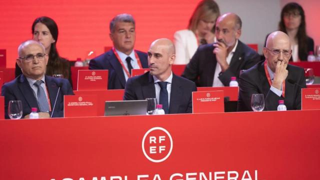Andreu Camps, Luis Rubiales y Tomás González Cueto en una Asamblea de la RFEF