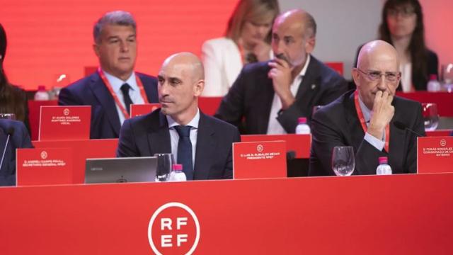 Luis Rubiales y Tomás González Cueto en una Asamblea de la RFEF.