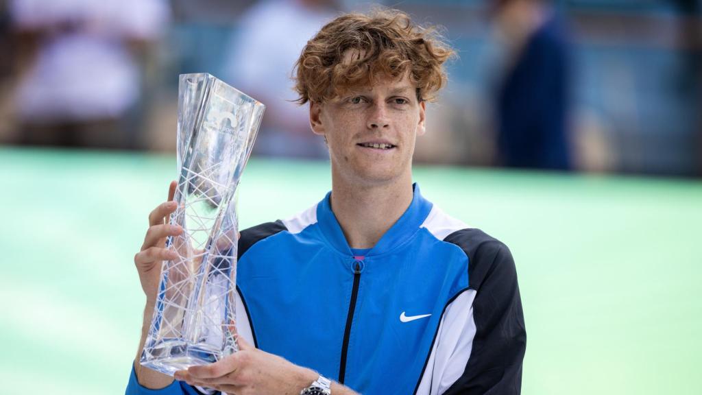 Jannik Sinner posa con el trofeo de campeón en Miami.