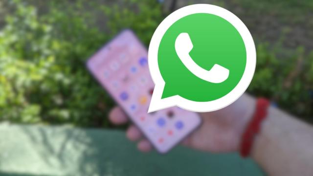 Logo de WhatsApp sobre un móvil