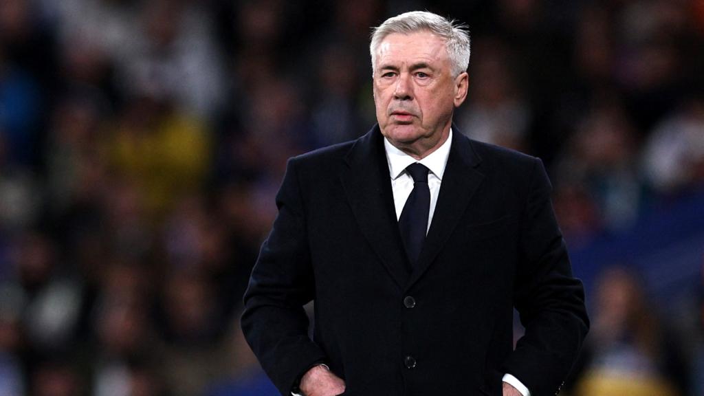 Carlo Ancelotti, con gesto serio durante el Real Madrid - Athletic Club.