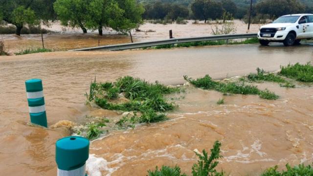 Tres carreteras de la Diputación permanecen cortadas por las abundantes lluvias caídas en las últimas horas. Fotos: Diputación de Ciudad Real