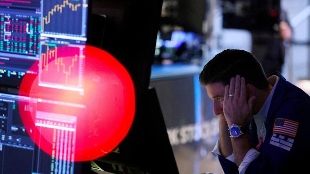 Un operador trabaja en el parqué de la Bolsa de Nueva York.