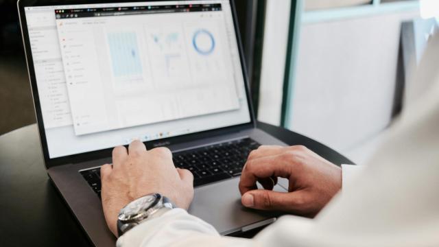 Un ejecutivo estudiando un plan financiero.