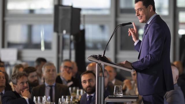 El presidente de la Junta de Andalucía, Juanma Moreno, durante su intervención hoy lunes en el almuerzo-coloquio organizado por el Círculo Empresarial de Málaga.