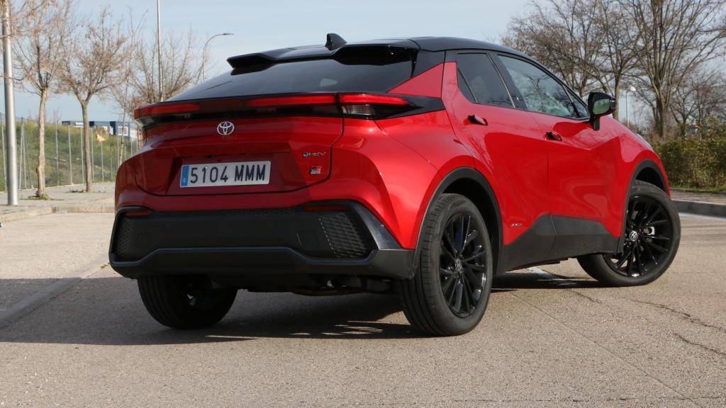 La zaga del Toyota C-HR es más horizontal en esta nueva generación.