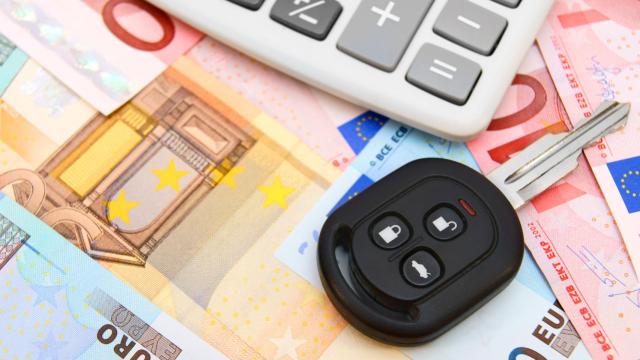 Llaves de un coche sobre billetes.