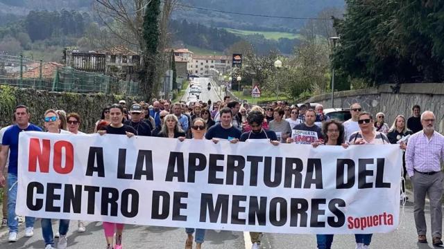 Manifestación de vecinos de Sopuerta contra la instalación de un centro de 'menas'.