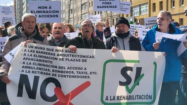 Vecinos de las Casas de Franco de A Coruña se concentraron este lunes en la ronda de Outeiro