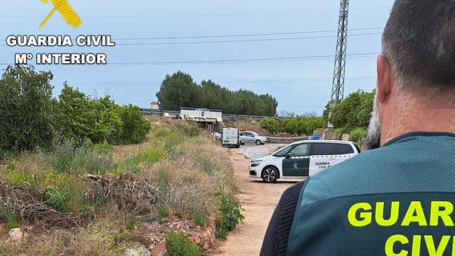 Un agente de la Guardia Civil en el lugar donde fue hallado el cadáver.