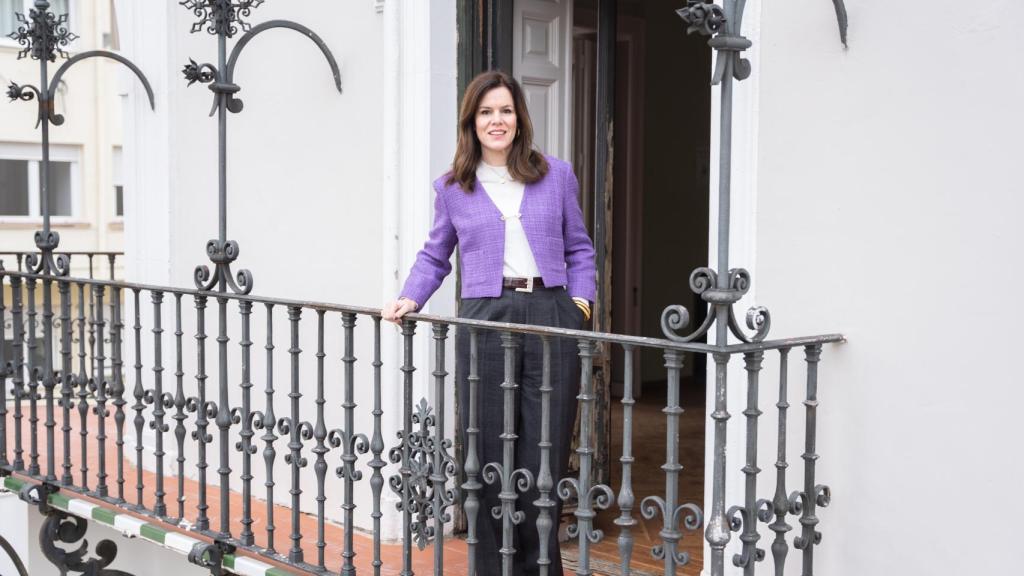 La directora General desde el balcón del palacete.