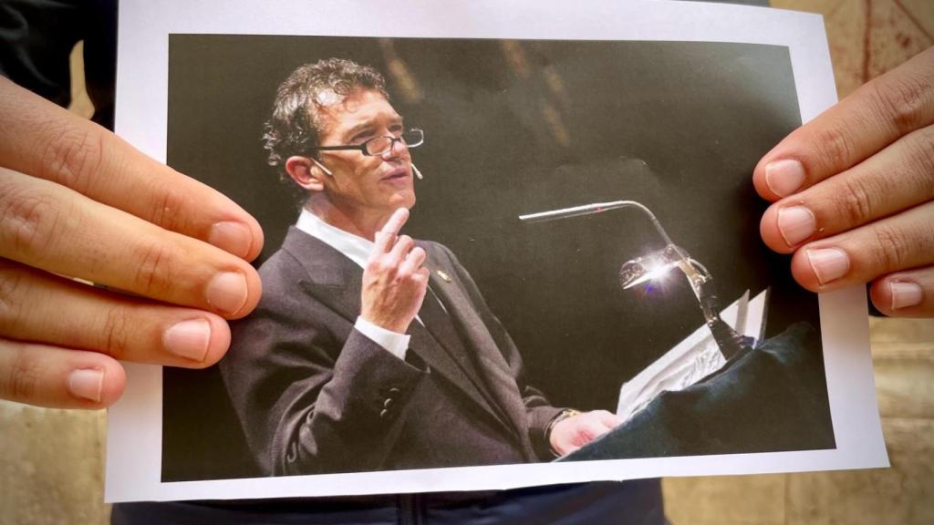 Pregonero Banderas sostiene una fotografía de Antonio Banderas en el pregón.