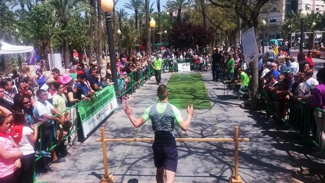 El campeonato mundial de lanzamiento de hueso de dátil en una anterior edición.