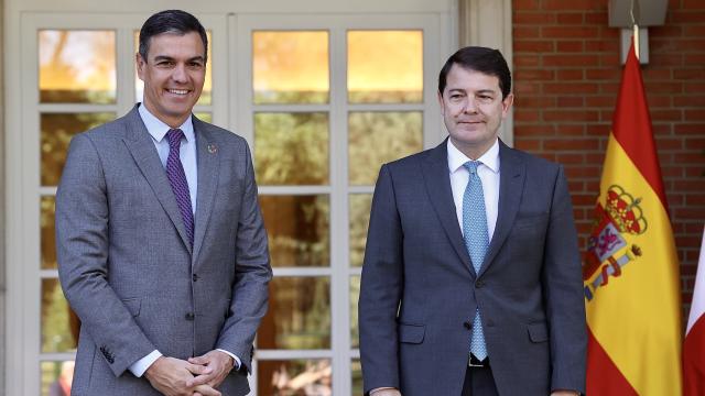 El presidente del Gobierno, Pedro Sánchez, y el jefe del Ejecutivo de Castilla y León, Alfonso Fernández Mañueco, durante una reunión en el Palacio de la Moncloa, en julio de 2022.
