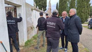 El delegado del Gobierno en Castilla y León, Nicanor Sen; y el alcalde de Mojados, Adolfo López Ramiro;  visitan los trabajos de exhumación que están realizando en el municipio