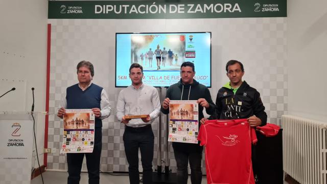 El diputado de Deportes y Juventud, Juan del Cano Sevillano; el alcalde de la localidad, José María Ramos; y el organizador técnico de la prueba, Javier Medo, presentan la carrera popular de Fuentesaúco