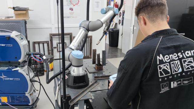 Un alumno de la Formación Profesional en el Centro Menesiano Zamora Joven