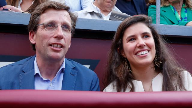 El alcalde de Madrid, José Luis Martínez-Almeida, y su prometida, Teresa Urquijo, durante una corrida de toros, en junio de 2023.