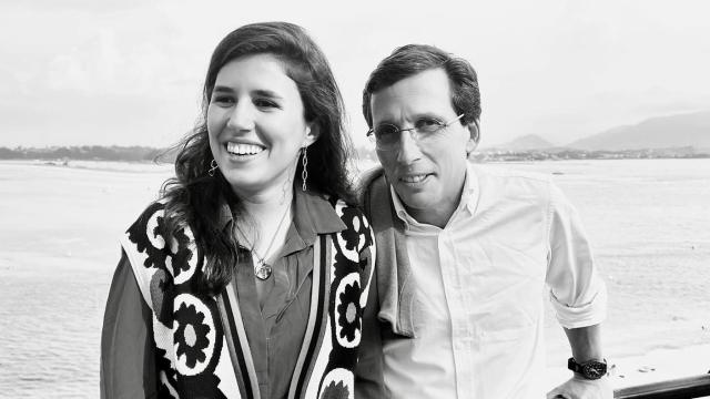 José Luis Martínez-Almeida y Teresa Urquijo en la fotografía que publicó el alcalde en sus redes sociales el día que anunció su boda.