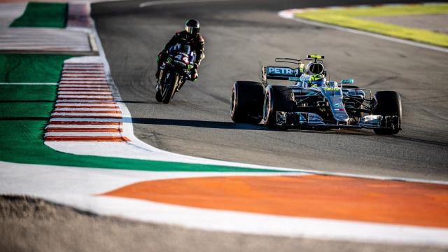 Lewis Hamilton, en la Yamaha MotoGP, y Valentino Rossi, en el Mercedes F1, en una exhibición
