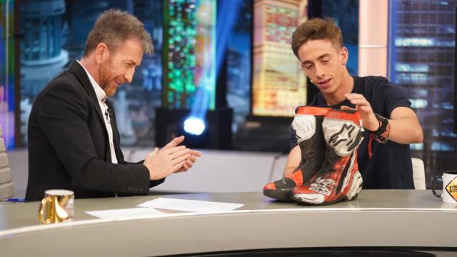 Pedro Acosta, junto a Pablo Motos en 'El Hormiguero'.