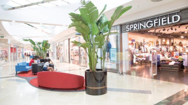 Pasillos interiores del centro comercial El Mirador de Cuenca.
