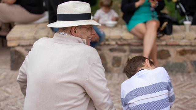 Un abuelo con su nieto, en Toledo. / Foto: Javier Longobardo.