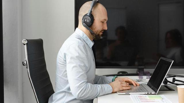 Un funcionario de la administración de justicia de Andalucía realiza una transcripción con el nuevo programa de la Junta.