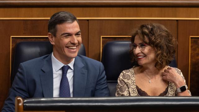 El presidente del Gobierno, Pedro Sánchez y la vicepresidenta primera y ministra de Hacienda, María Jesús Montero