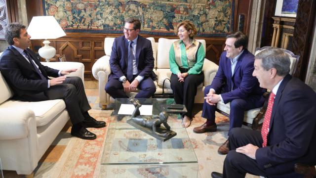 El presidente de la Generalitat, Carlos Mazón, se reúne con el presidente de Vithas, Jorge Gallardo; el director general, Pedro Rico; y la directora territorial, Victoria Verdú