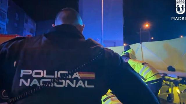Un agente de la Policía Nacional en la zona de Puente de Vallecas donde se ha producido el apuñalamiento.