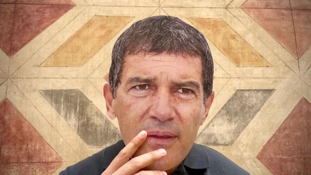 Pregonero Banderas se esconde tras una foto de Antonio Banderas.