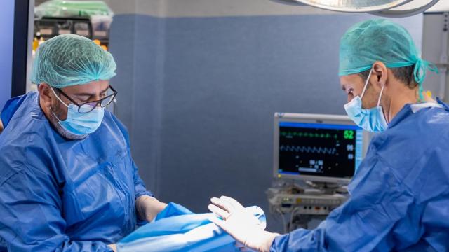 Los doctores Fran Fernández y Luis Lobato en una intervención.